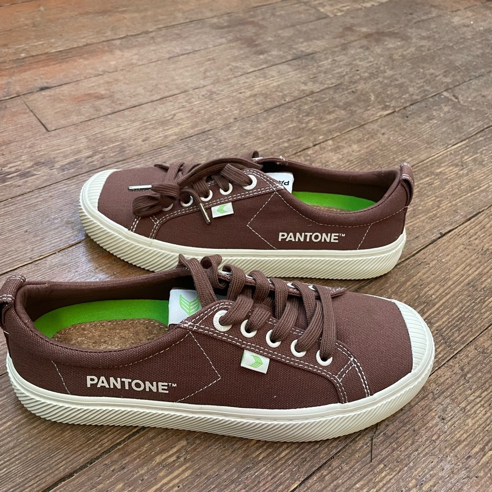 Cariuma Pantone Oca Low Sneakers